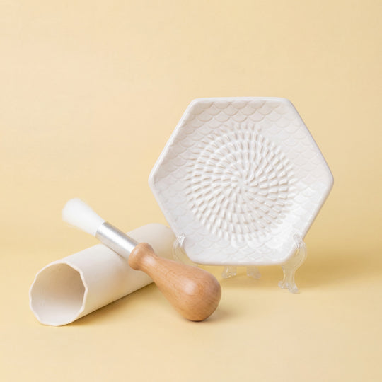 Ceramic Grating Plate (Includes Garlic Peeler & Brush)