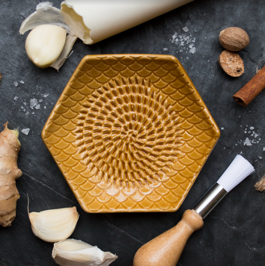 Ceramic Grating Plate (Includes Garlic Peeler & Brush)